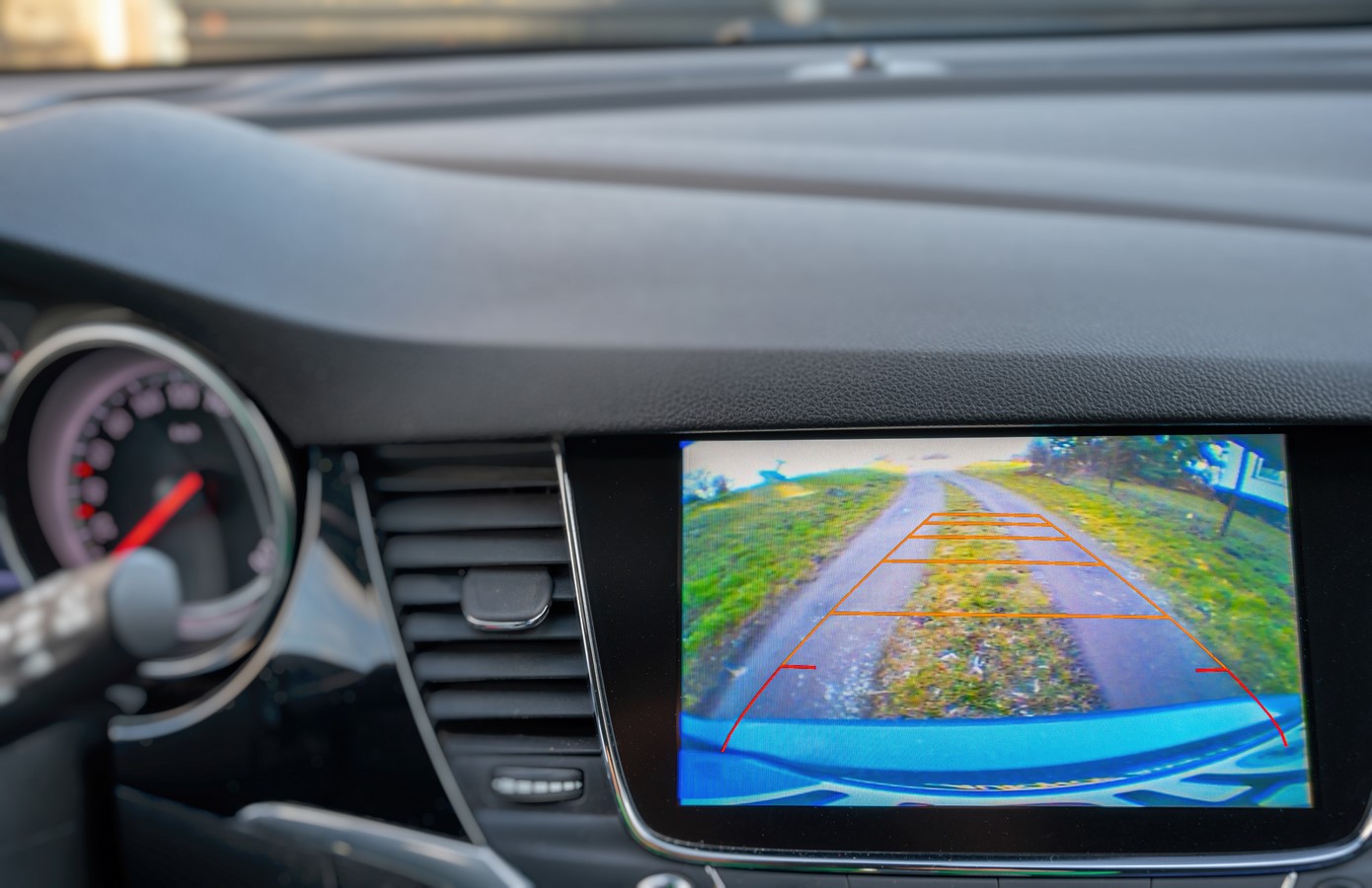 Display im Armaturenbrett eines Autos mit Blick auf die Rückfah
